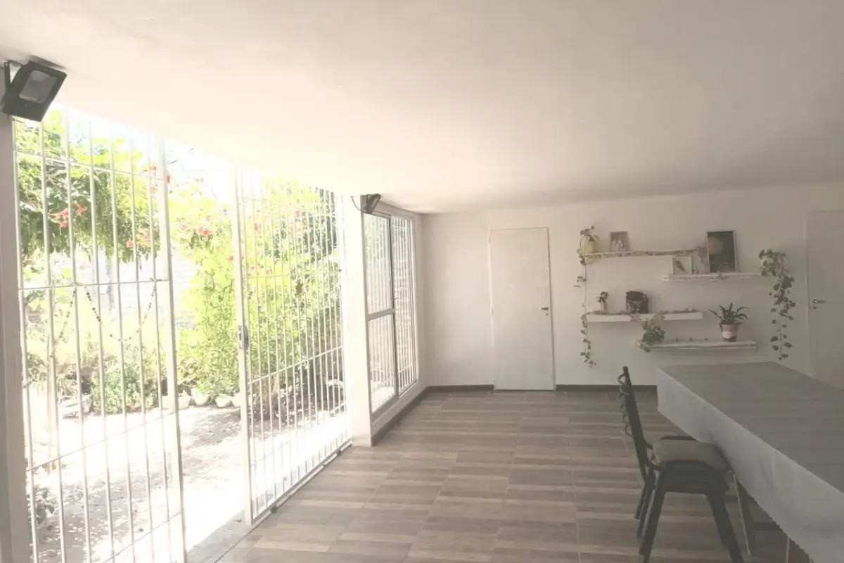 Galería cubierta con piso cerámico y paredes blancas en San Juan